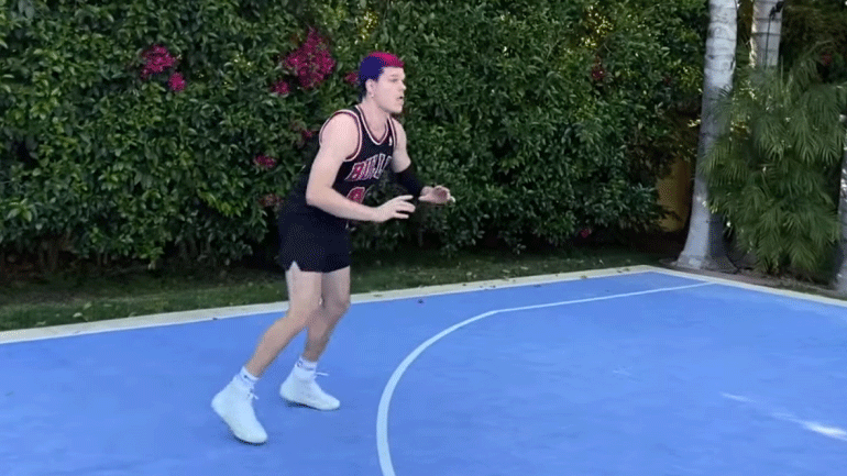 Ο Maxisnicee μιμήθηκε και τον Ντένις Ρόντμαν!