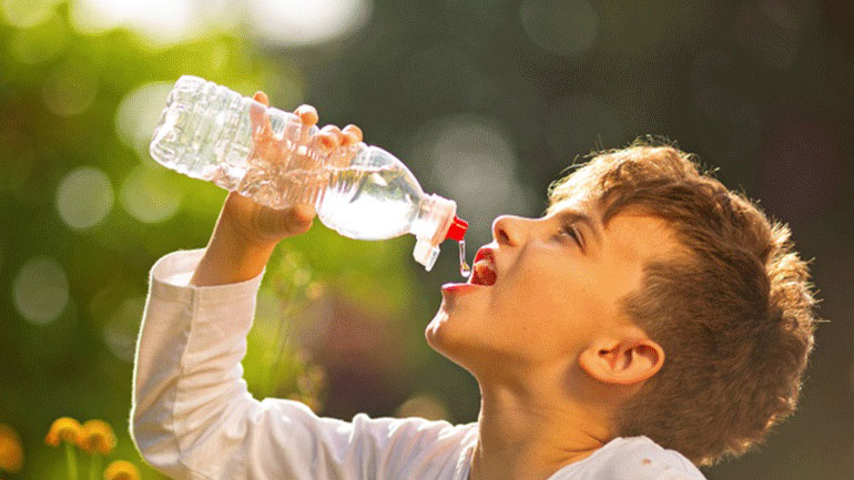 Αυτός είναι ο λόγος που τα παιδιά πρέπει να πίνουν πολύ νερό