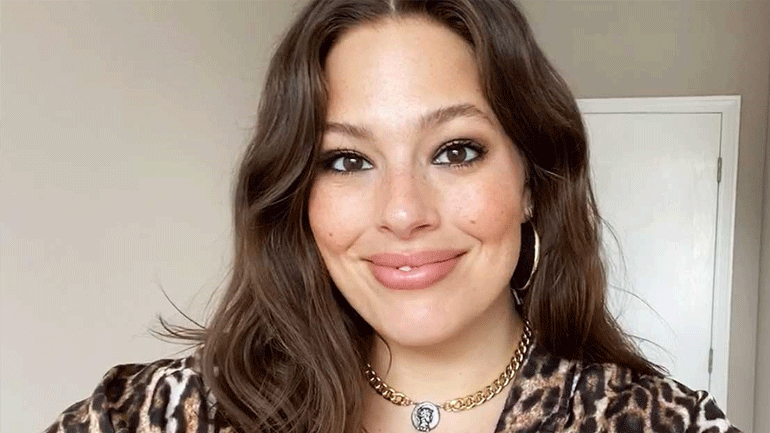 Η Ashley Graham περπατά στο πρώτο ψηφιακό runway τρεις μήνες μετά τη γέννηση του γιου της!