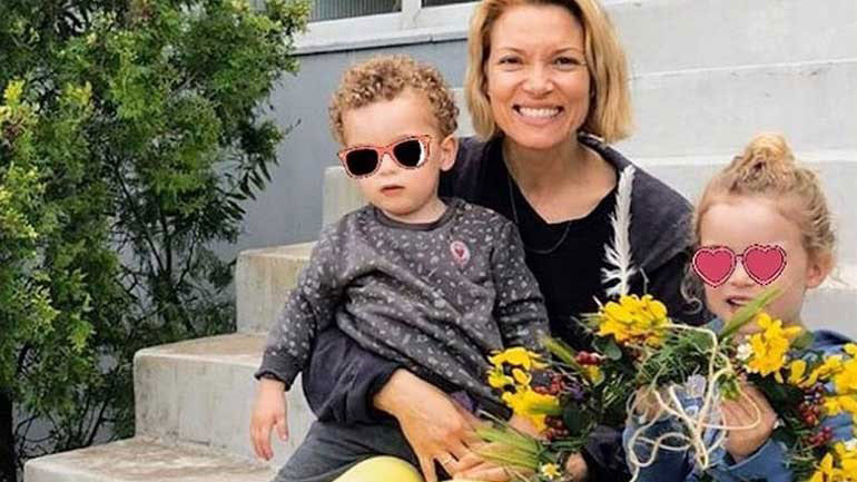 Βίκυ Καγιά: Έπιασε τον Μάη δίπλα στη θάλασσα μαζί με τα παιδιά της!