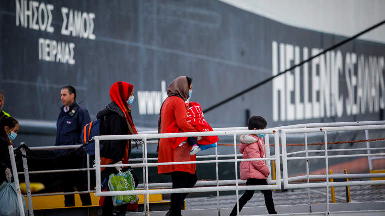 Στο λιμάνι του Πειραιά 249 μετανάστες και πρόσφυγες από τη Μυτιλήνη Στο λιμάνι του Πειραιά 249 μετανάστες και πρόσφυγες από τη Μυτιλήνη