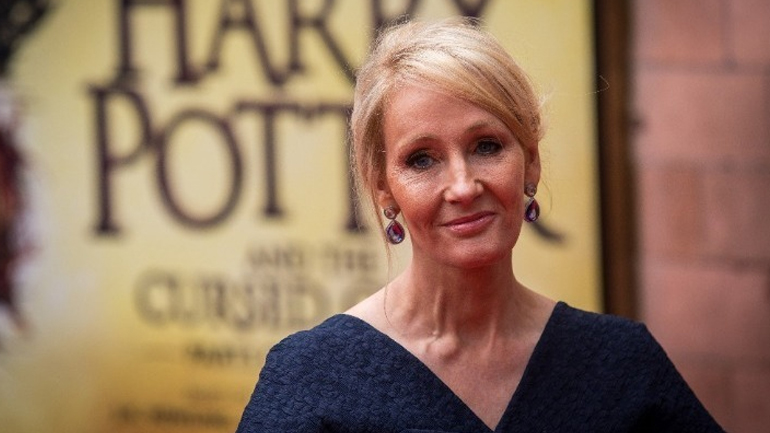 Η Τζ. Κ. Ρόουλινγκ προσφέρει 1 εκατ. λίρες σε θύματα ενδοοικογενειακής βίας και άστεγους