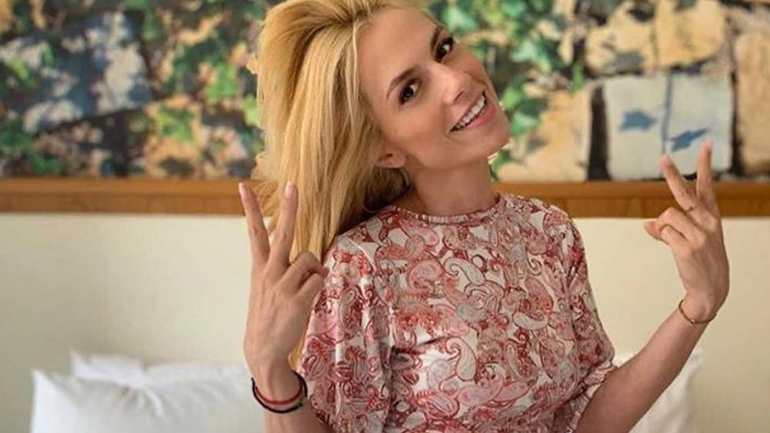 Δείτε την Ντορέττα Παπαδημητρίου να κάνει ηλιοθεραπεία στην ταράτσα της!