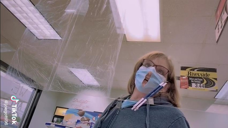 Μια γυναίκα βελτιώνει την μάσκα της