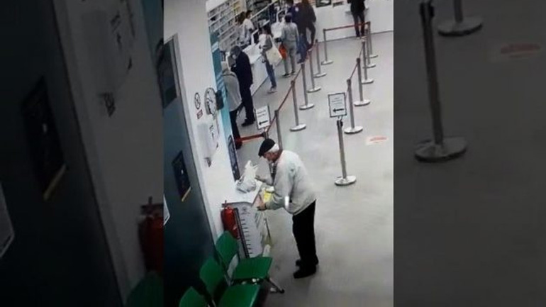 Ο παππούς ήθελε να απολυμάνει τα χέρια του Ο παππούς ήθελε να απολυμάνει τα χέρια του