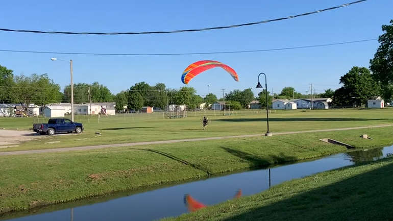 O paraglider πρέπει να βελτιώσει την απογείωση