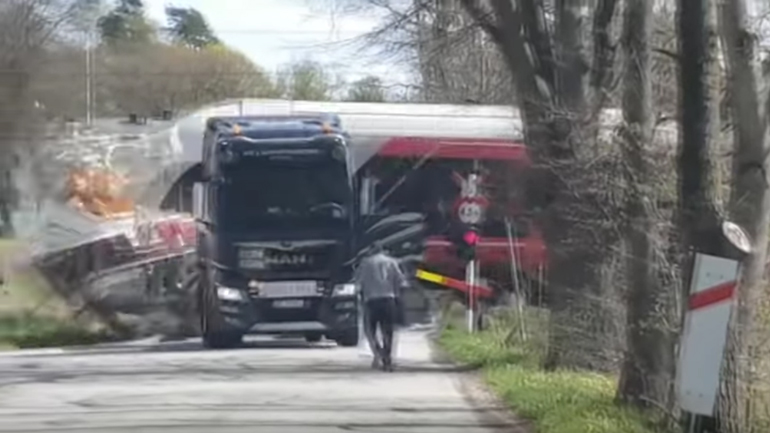 Τρένο παρασύρει νταλίκα που έχει «κολλήσει» στη διάβαση Τρένο παρασύρει νταλίκα που έχει «κολλήσει» στη διάβαση