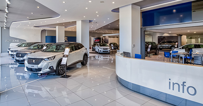 Με την Peugeot δεν χρειάζεται να επισκεφτείς κάποια αντιπροσωπεία καθώς μπορείς να περιηγηθείς στο χώρο καθισμένος ακόμα και από την πολυθρόνα του σπιτιού σου