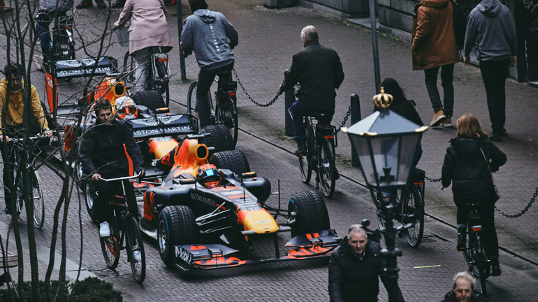 Μονοθέσια της F1 κάνουν βόλτες στους δρόμους της Ολλανδίας