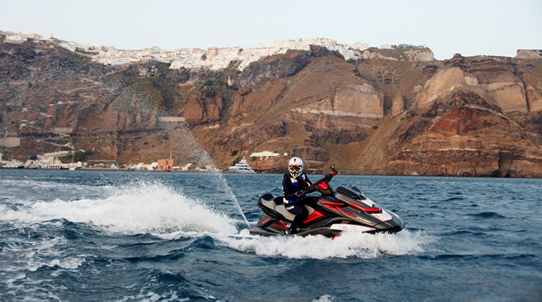 Αχ, Ελλάδα με τις μαγευτικές σου εικόνες! (φωτογραφία με φόντο την Σαντορίνη)