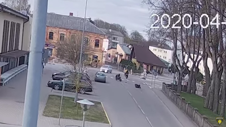 Πήγε για σούζα και κατέληξε να κυνηγά το scooter! Πήγε για σούζα και κατέληξε να κυνηγά το scooter!