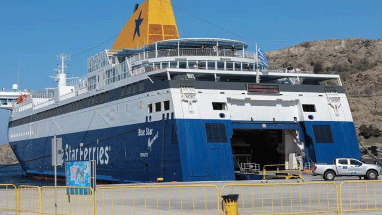 Έφτασαν στο λιμάνι του Πειραιά 142 μετανάστες από τη Μυτιλήνη