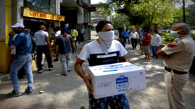 Ινδία: Ουρές στις κάβες έπειτα από τη χαλάρωση των μέτρων