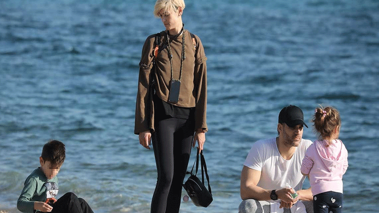 Βάσω Κολλιδά & Γιάννης Εμμανουηλίδης: Οικογενειακή βόλτα στη Γλυφάδα