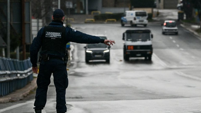 Εντατικοί έλεγχοι στους δρόμους και τα καταστήματα της Θεσσαλονίκης από την αστυνομία