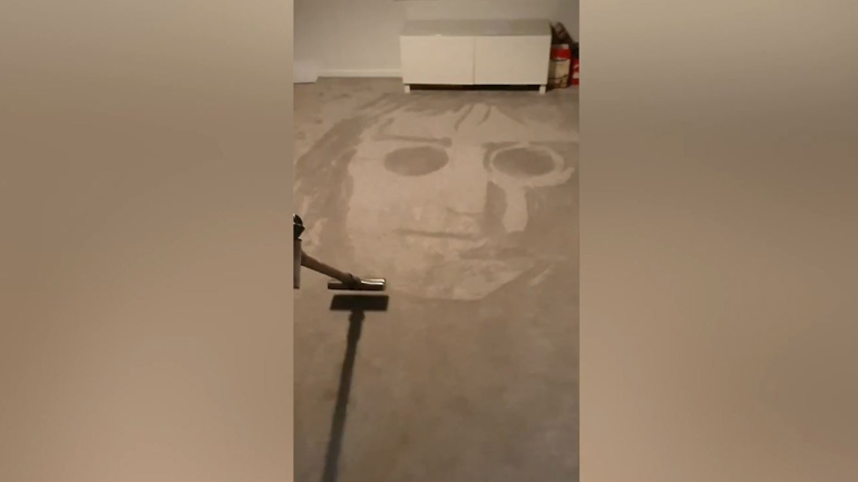 Ζωγραφίζοντας με την… ηλεκτρική σκούπα