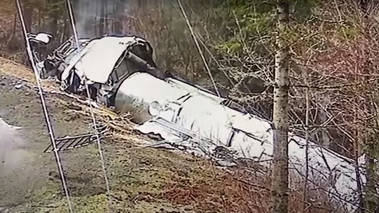 Νταλίκα αναποδογύρισε σε κλειστή στροφή αλλά ο οδηγός βγήκε αλώβητος