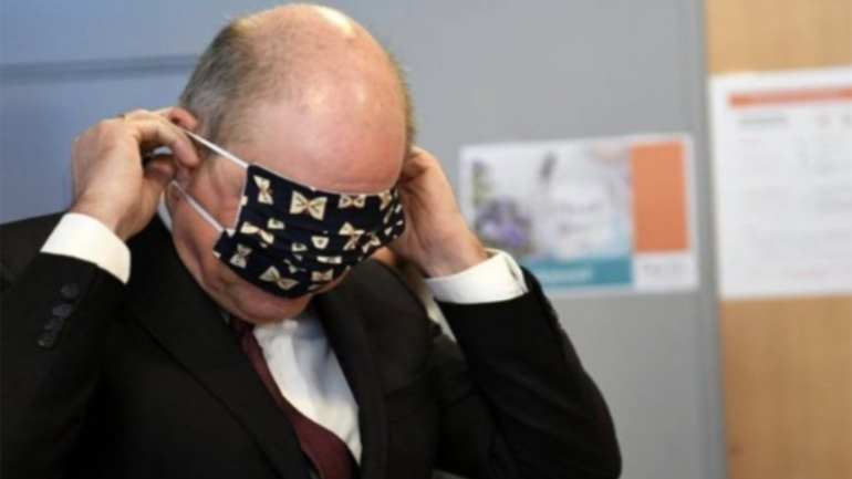 «Όχι έτσι τη μάσκα, κύριε υπουργέ… Αλλιώς!»