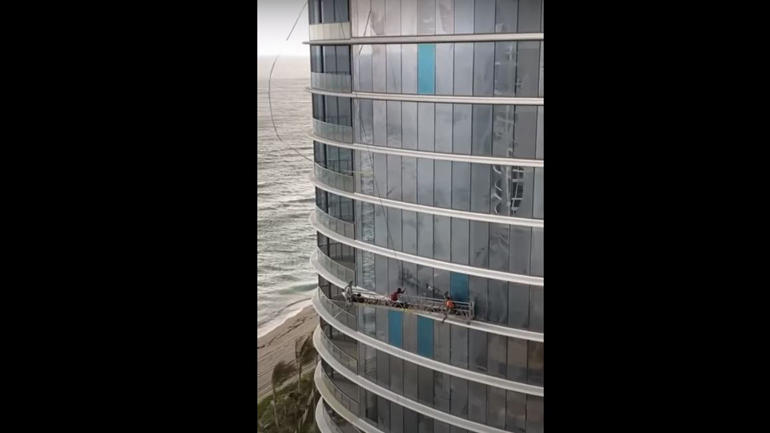 Ανεμοθύελλα παρέσυρε εναέρια πλατφόρμα με εργάτες σε ουρανοξύστη