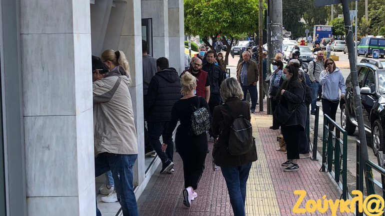 1η ημέρα εξόδου από την καραντίνα: Τεράστιες ουρές στις τράπεζες