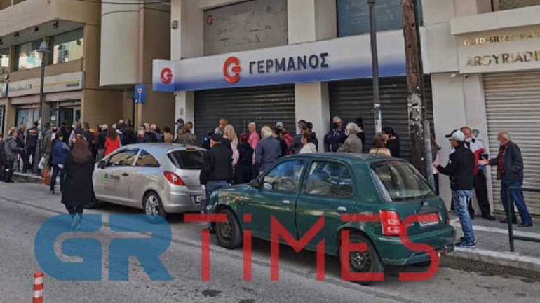 Ουρές έξω από τράπεζες και δημόσιες υπηρεσίες στη Θεσσαλονίκη