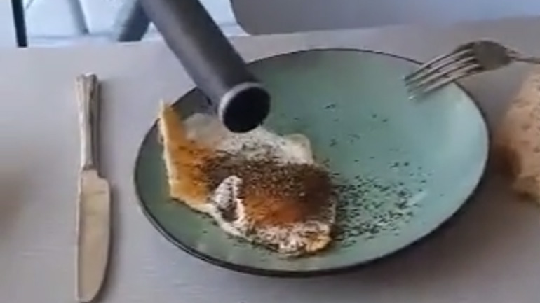 Αφαιρώντας το πιπέρι από ένα τηγανητό αβγό