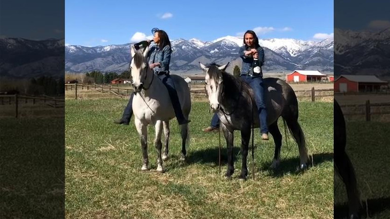 Γυναίκα ανοίγει μπουκάλι σαμπάνιας καβάλα σε ένα άλογο
