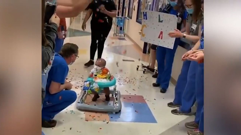 ΗΠΑ: Νοσηλευτές γιόρτασαν την αποθεραπεία μωρού που έπασχε από καρκίνο