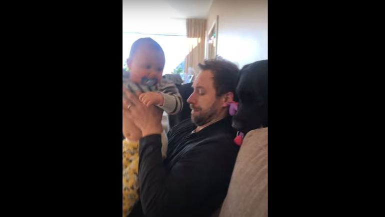 Αξιολάτρευτος σκύλος θέλει να μοιραστεί τα παιχνίδια του