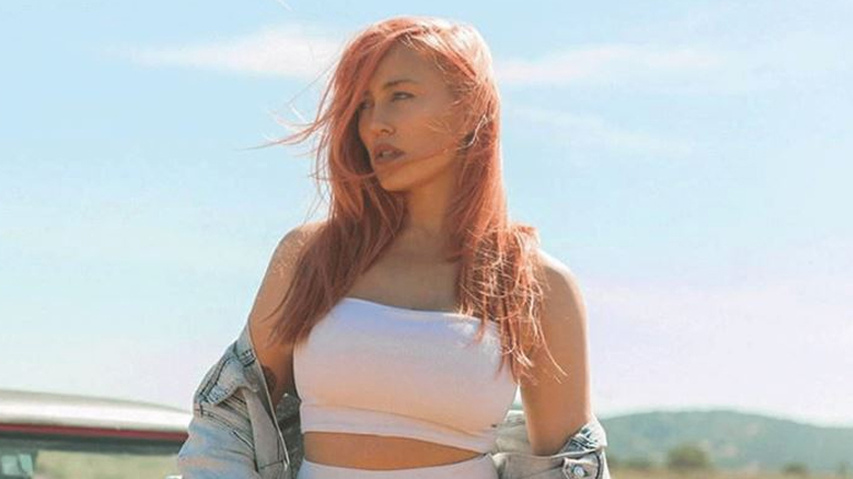 Πηνελόπη Αναστασοπούλου: Ποζάρει topless στον φωτογραφικό φακό του συζύγου της