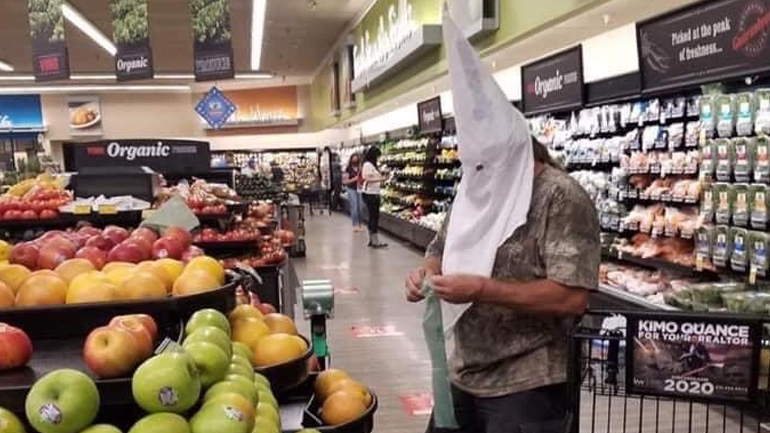 Καλιφόρνια: Άνδρας ψώνιζε σε σούπερ μάρκετ με κουκούλα της Κου Κλουξ Κλαν