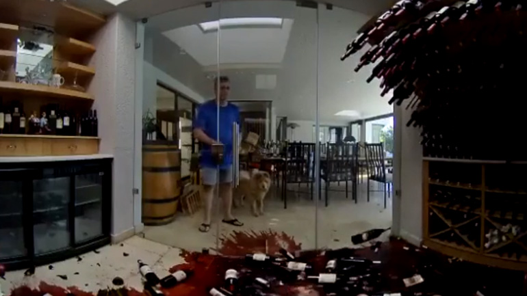 Ένα ράφι με μπουκάλια αναποδογυρίζει Ένα ράφι με μπουκάλια αναποδογυρίζει