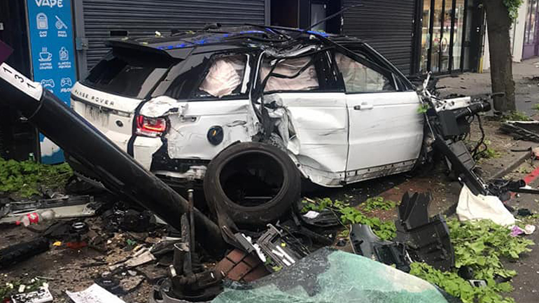 Range Rover κόβεται στη μέση μετά από ατύχημα!