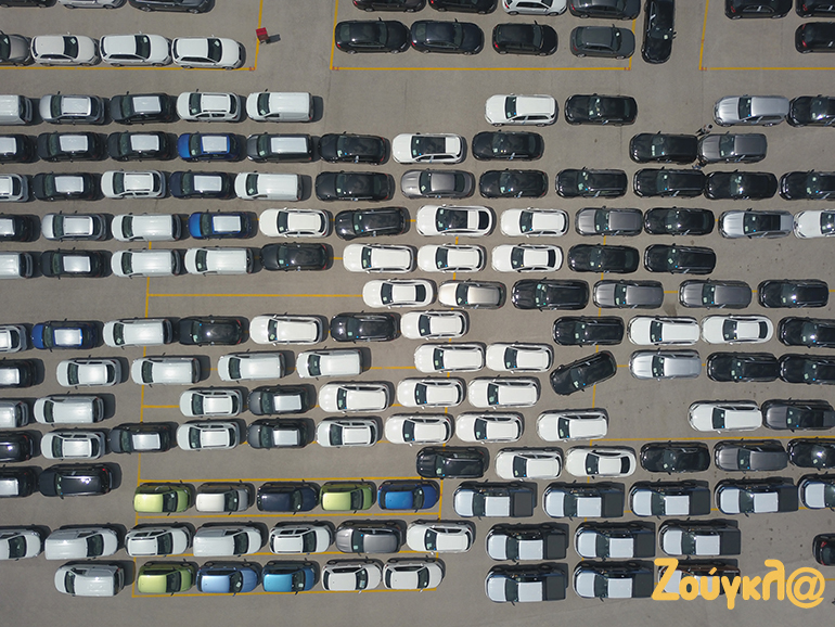 Αυτοκίνητα το ένα δίπλα στο άλλο, μοιάζουν σαν... παχνίδι