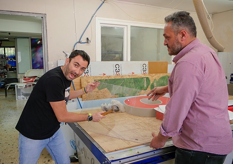 Ακόμα και δοκιμή... σπασίματος κάναμε για να δούμε πόσο ανθεκτικό είναι. Στη φωτογραφία και ο Γιάννης Κάτσικας.