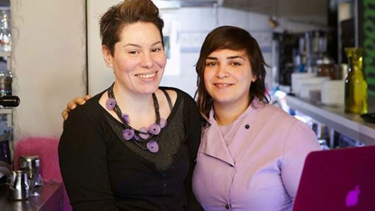 Η σύζυγος της Ντέμης από το Master Chef απαντά στις κατηγορίες για τα σαλάμια και τα τυριά