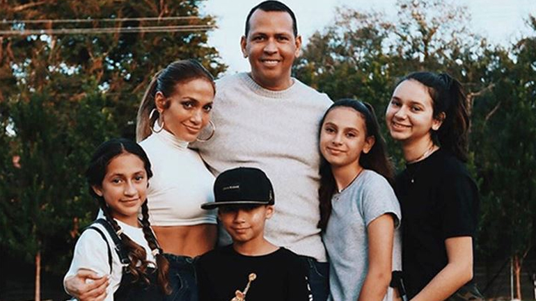 Η οικογενειακή φωτογραφία της Jennifer Lopez για καλό σκοπό!