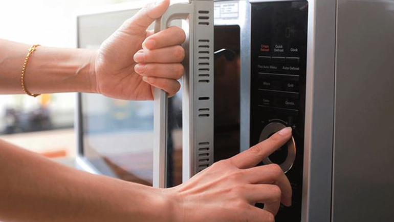 Γιατί δεν πρέπει να βάζετε στον φούρνο μικροκυμάτων το φαγητό των παιδιών;