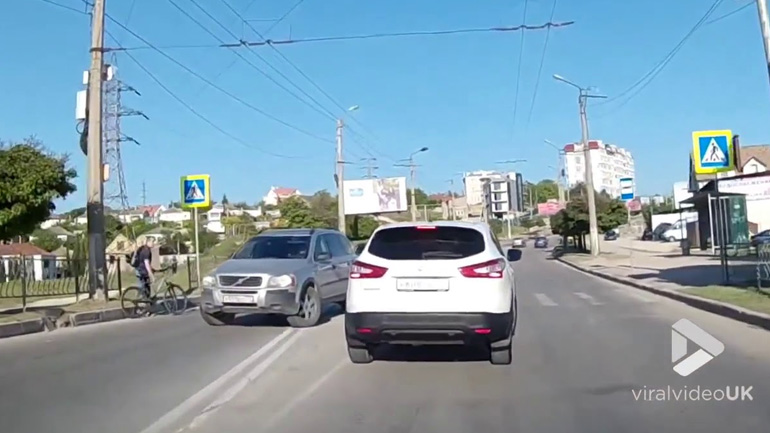 Τα έβαλε με τον λάθος άνθρωπο Τα έβαλε με τον λάθος άνθρωπο