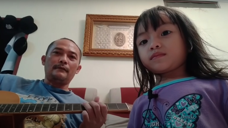 Κοριτσάκι τραγουδάει το “Killing In the Name”