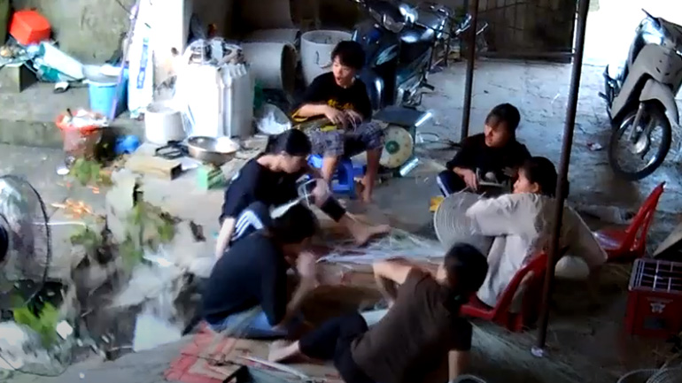 Εργάτες παραλίγο να πέσουν μέσα σε καταβόθρα Εργάτες παραλίγο να πέσουν μέσα σε καταβόθρα