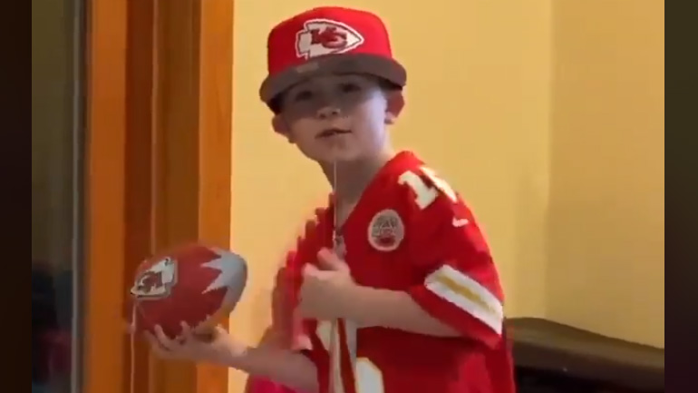 Πιτσιρικάς βγάζει το δόντι που κουνιέται