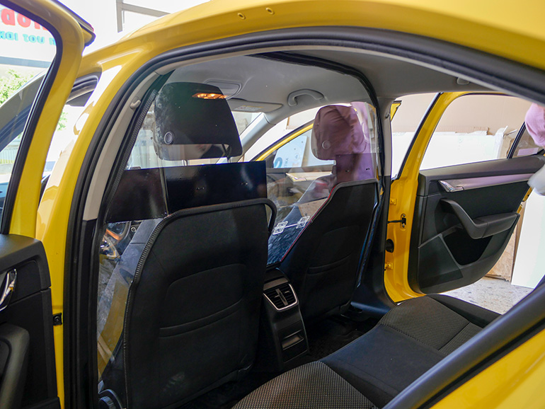 Το συγκεκριμένο plexiglass διαχωρίζει οδηγό και επιβάτες που κάθονται στο πίσω κάθισμα