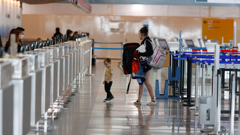 Έλεγχος θερμοκρασίας, μάσκες και γάντια για τους επιβάτες σε αεροδρόμια της Βρετανίας