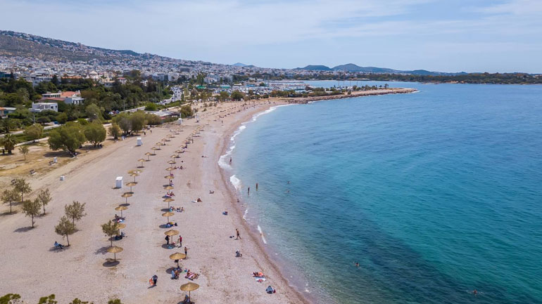 Πώς θα είναι οι πλαζ στην εποχή της πανδημίας – Αγνώριστη η παραλία της Γλυφάδας