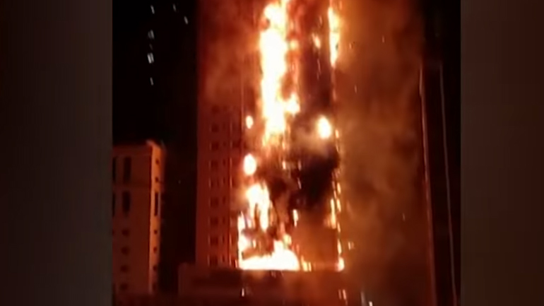 Φλεγόμενος ουρανοξύστης στο Ντουμπάι: Οι φλόγες υψώθηκαν μέχρι τον ουρανό