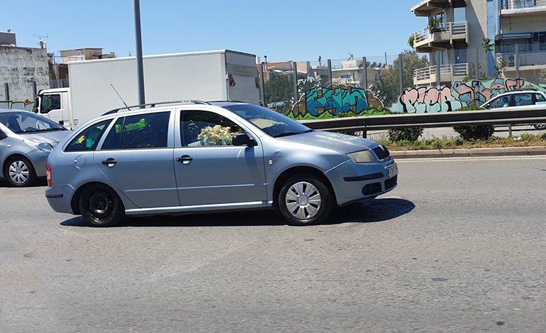 Το αυτοκίνητο έχει σχεδόν σηκωθεί σούζα!