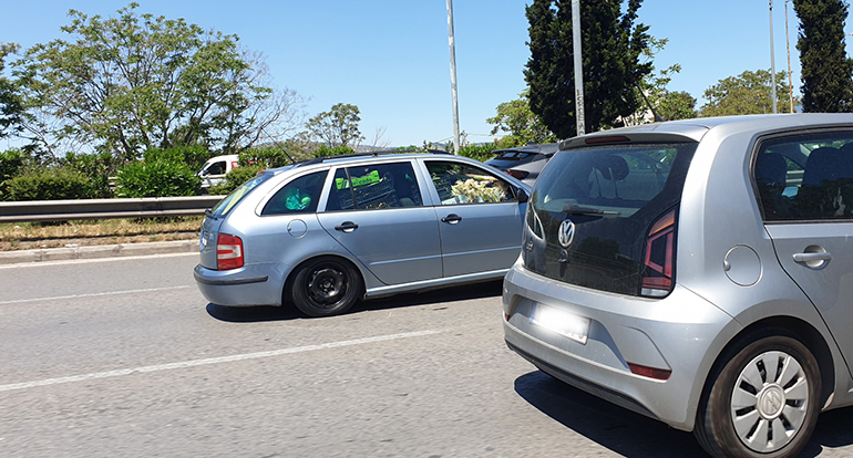 Η εικόνα αυτή είναι πέρα και πέρα κατατοπιστική για το πόσο επικίνδυνο είναι αυτό που κάνει ο οδηγός...