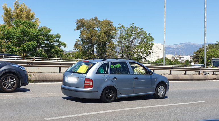 Και επικίνδυνος και οδήγηση στη δεύτερη λωρίδα από αριστερά..