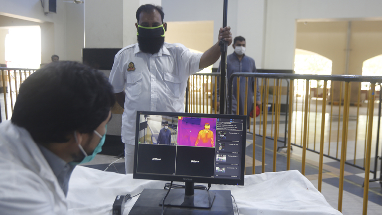 Κορωνοϊός: Εκατοντάδες Πακιστανοί που επαναπατρίστηκαν από τη Μέση Ανατολή βρέθηκαν θετικοί